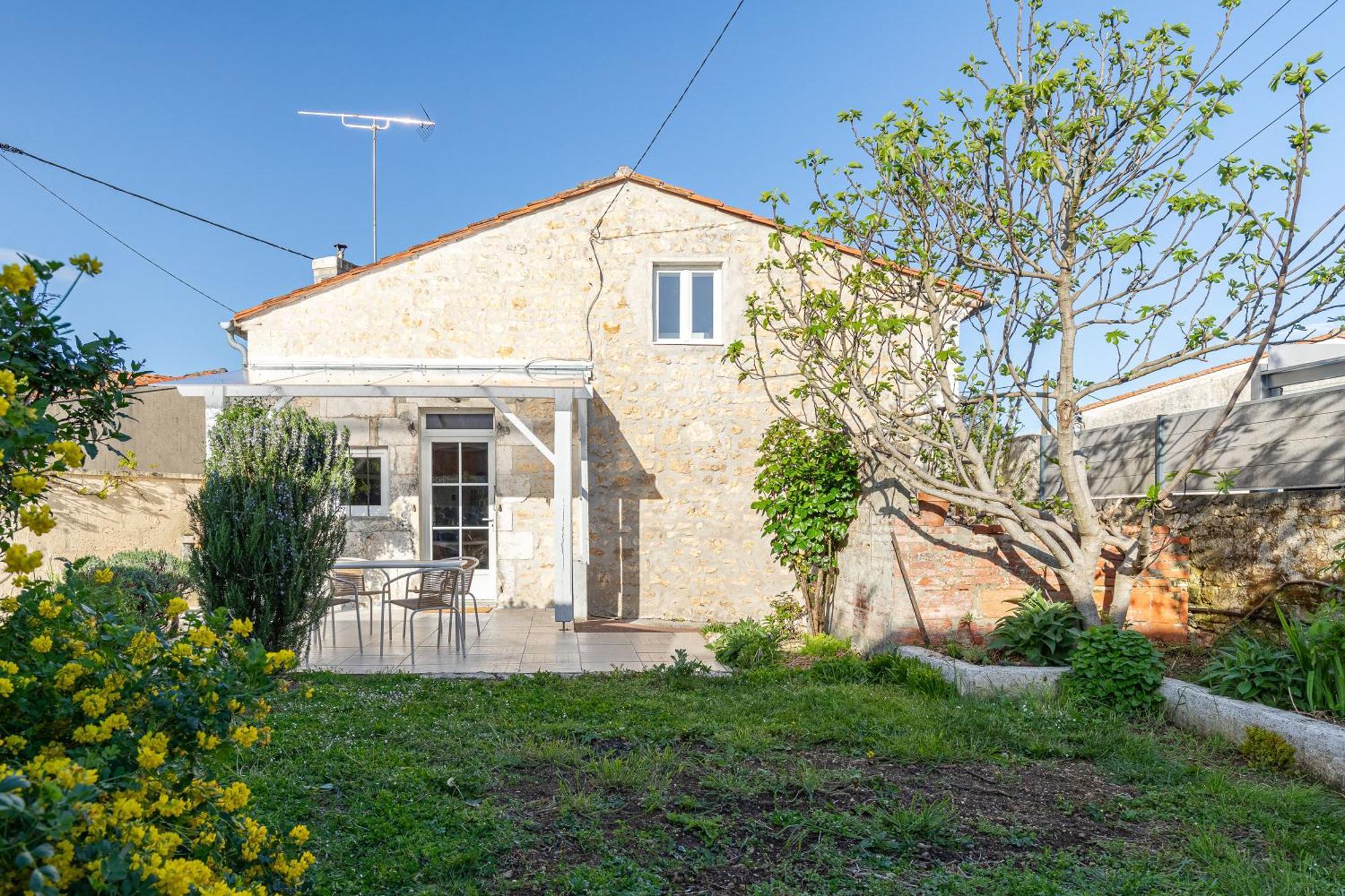 Belle Maison De Ville l'Isle-d'Espagnac Exteriör bild
